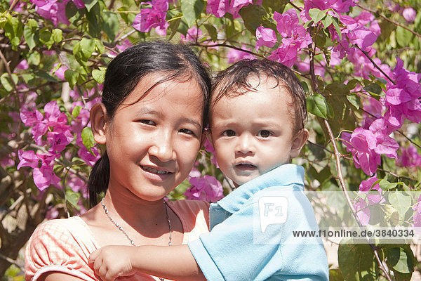 Junges Mädchen mit kleinem Kind auf dem Arm  Phu Quoc  Vietnam  Asien