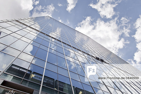 Außenansicht der Firmenzentrale der Barclays Bank in Canary Wharf  dem neuen Finanzzentrum von London  Großbritannien  Europa