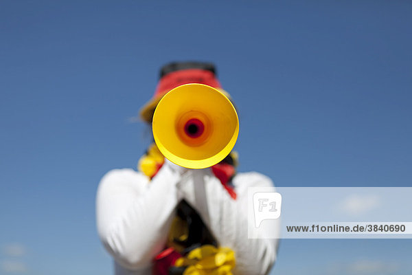 Junge Frau mit Vuvuzela  schwarz rot gold  FIFA Weltmeisterschaft 2010