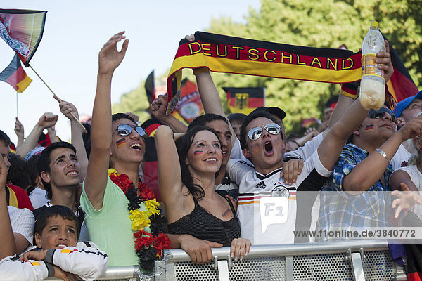 Fans jubeln beim Achtelfinale der Fußball WM 2010 auf der Berliner Fanmeile  Berlin  Deutschland  Europa