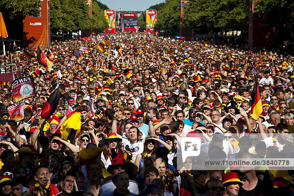 Fans beim Achtelfinale der Fußball WM 2010 auf der Berliner Fanmeile  Berlin  Deutschland  Europa