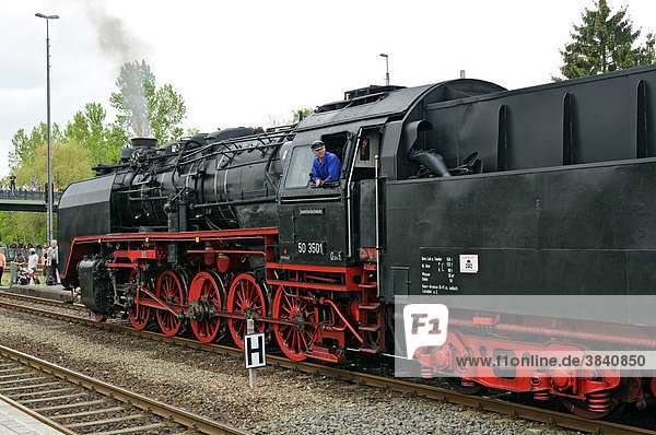 Dampflokomotive Nr. 50 3501 der Baureihe 50 in Neuenmarkt mit einem Zug zur Schiefe Ebene Steilstrecke  Franken  Bayern  Deutschland  Europa