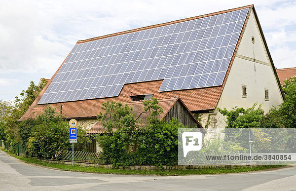 Sonnenkollektoren auf landwirtschaftlichem Gebäude bei Voggendorf  Uehlfeld  Mittelfranken  Bayern  Deutschland  Europa