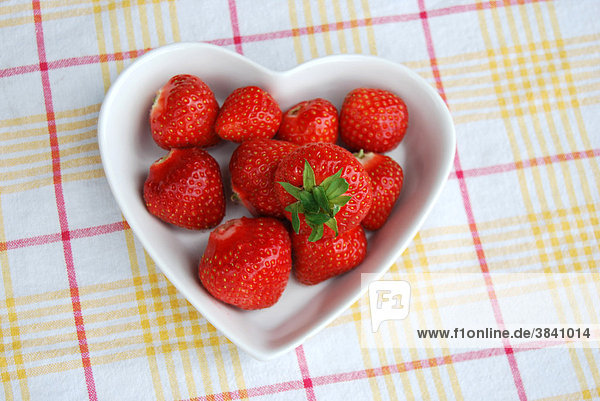 Erdbeeren  herzförmige Schale aus Porzellan  Tischdecke  kariert