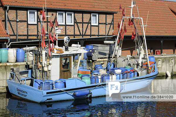 Fischerboot im Hafen von Wismar  Mecklenburg-Vorpommern  Deutschland  Europa