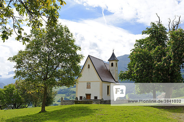 Kirche St. Valentin am Perutscher Hof bei Verdings  Keschtnweg  Kastanienweg  Eisacktal  Südtirol  Italien  Europe