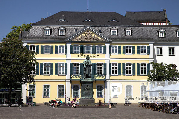 Postamt  ehemals Fürstenberg Palais  Beethoven  Denkmal  Münsterplatz  Bonn  Rheinland  Nordrhein-Westfalen  Deutschland  Europa