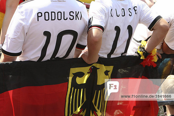 Zuschauer in Fußballer-Trikots beim Public Viewing während der WM 2010  Frankfurt am Main  Hessen  Deutschland  Europa