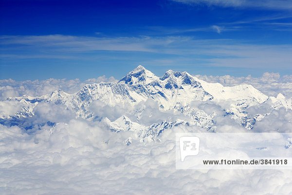 Schneebedeckte Gipfel des Mount Everest umgeben von Wolken Himalaya Tibet China Asien
