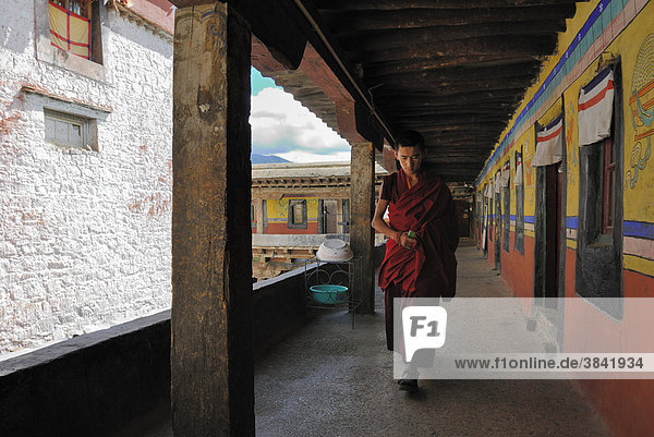 Buddhistischer Mönch  Zentraler Tempel  Kloster Samye nahe Lhasa  Tibet  China  Asien