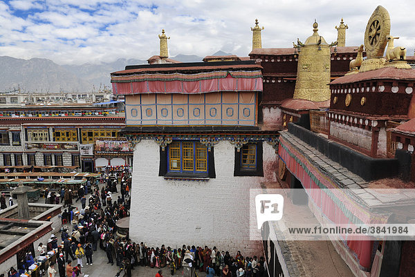 Dächer mit goldenen Türmchen und dem Rad des Lebens mit zwei Rehen  Haupteingang Jokhang Tempel  Lhasa  Tibet  China  Asien