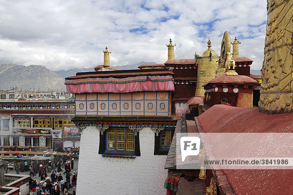 Dächer mit goldenen Türmchen und dem Rad des Lebens mit zwei Rehen  Haupteingang Jokhang Tempel  Lhasa  Tibet  China  Asien