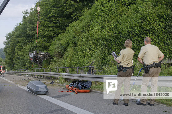Grauenhafter Verkehrsunfall auf der B 27 Tübingen - Stuttgart  bei dem der Fahrer schließlich seinen Verletzungen erlag und der Beifahrer enthauptet wurde  Pliezhausen  Baden-Württemberg  Deutschland  Europa