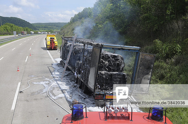 Ein mit 25 Tonnen Papier beladener LKW brennt 1000m vor der Raststätte Gruibingen an der A8 aus  Gruibingen  Baden-Württemberg  Deutschland  Europa