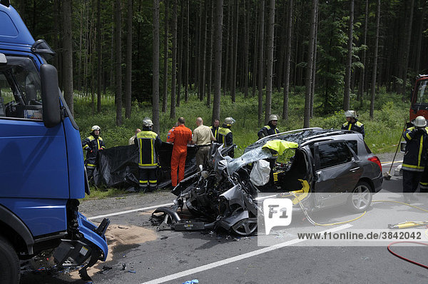 Tödlicher Unfall PKW prallte gegen LKW Rutesheim Baden-Württemberg Deutschland Europa