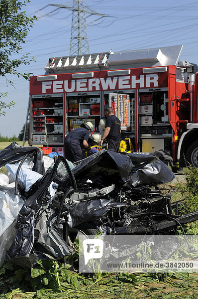 Total zerstörtes Wrack eines BMW 3er nach tödlichem Verkehrsunfall  Markgröningen  Baden-Württemberg  Deutschland  Europa