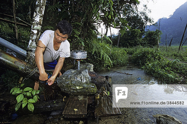 Mann der ethnischen Minderheit Tay bei der Reparatur eines mit Wasserkraft betriebenen Turbinen-Stromgenerators  Na Hang Naturschutzgebiet  Tuyen Quang  Vietnam  Südostasien  Asien
