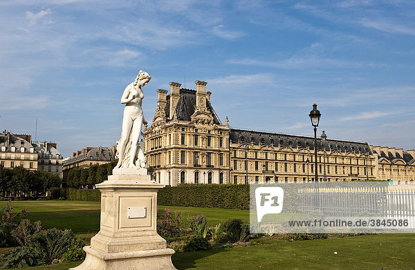 Jardins des Tuileries  Tuilerien  Louvre  MusÈe des Arts decoratifs  Paris  Ile de France  Frankreich  Europa