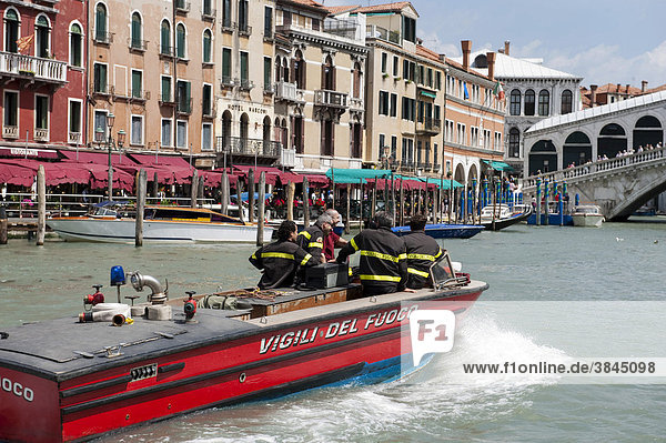 Fire boat  Vigili del Fuoco  on the Canal Grande in front of the Rialto Bridge  Venice  Veneto  Italy  Europe