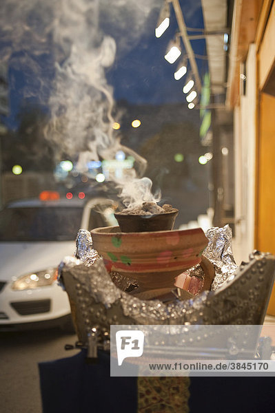 Rauchendes Weihrauchgefäß am Straßenrand  Nizwa  Oman  Naher Osten