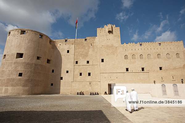 Fort Jabrin mit 2 omanischen Besuchern  Oman  Naher Osten
