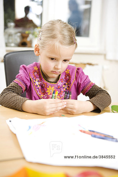Ein Mädchen beim Malen mit Stiften