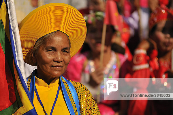 Frau in traditioneller Kleidung auf dem größten und wichtigsten religiösen Festival der Cham  Po Nagar Tempel  Vietnam  Südostasien