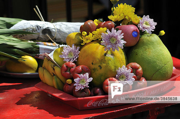 Opfergabe  Obst und Blumen  auf dem größten und wichtigsten religiösen Festival der Cham  Po Nagar Tempel  Vietnam  Südostasien