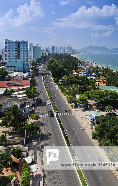 Blick auf die Hauptstraße von Nha Trang  Vietnam  Südostasien
