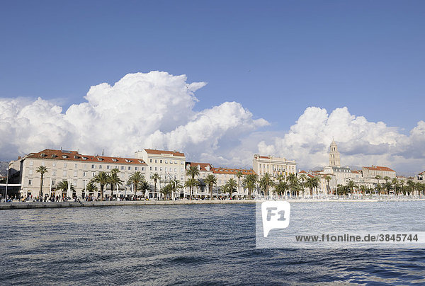 Blick auf die Hafenpromenade  Split  Kroatien  Europa