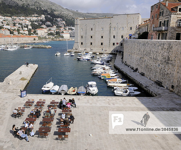 Blick von der Stadtmauer auf den alten Hafen  Dubrovnik  Ragusa  Kroatien  Europa