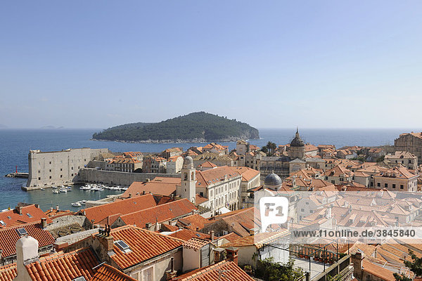 Blick auf die Altstadt von der Festungsmauer  Dubrovnik  Ragusa  Kroatien  Europa