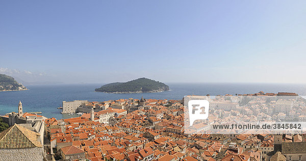 Blick auf die Altstadt auf die Festungsmauer  Dubrovnik  Ragusa  Kroatien  Europa