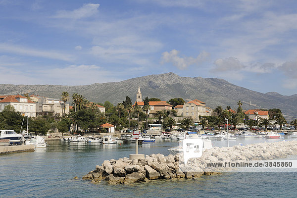 Blick von der Fähre nach Korcula auf den Ferienort Orebic  Peljesac Halbinsel  Kroatien  Europa