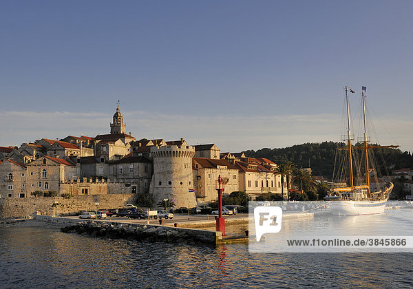 Segelboot und Altstadt von Korcula  Kroatien  Europa