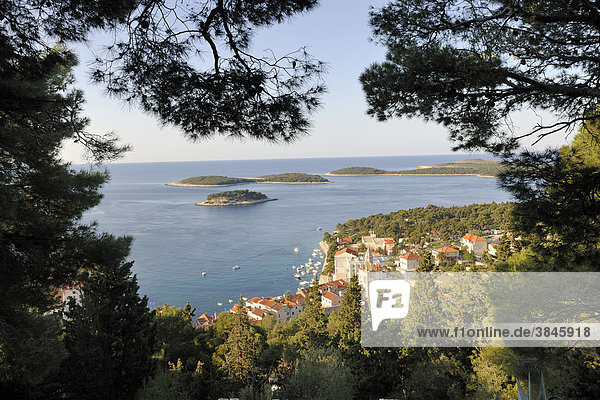 Blick auf den Ort Hvar von der Festung Spanjola aus  Insel Hvar  Kroatien  Europa