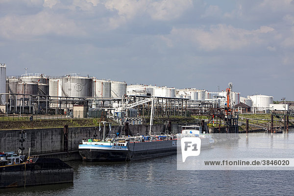 Hafengelände in Duisburg  Nordrhein-Westfalen  Deutschland  Europa