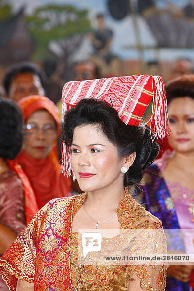 Frau mit Kopfschmuck  Gäste einer Hochzeitszeremonie  Siantar  Batak Region  Sumatra  Indonesien  Asien