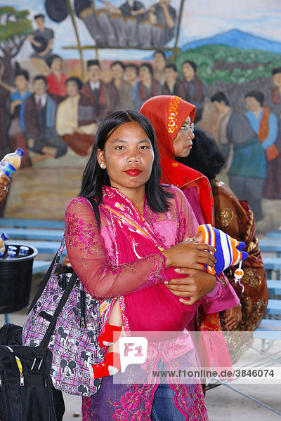 Mutter mit Kind im Tragetuch  Gäste einer Hochzeitszeremonie  Siantar  Batak Region  Sumatra  Indonesien  Asien