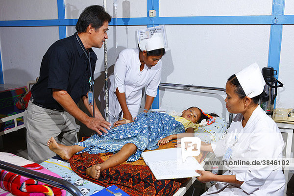 Arztvisite Mädchen im Krankenbett Krankenhaus Balinge Batak Region Sumatra Indonesien Asien