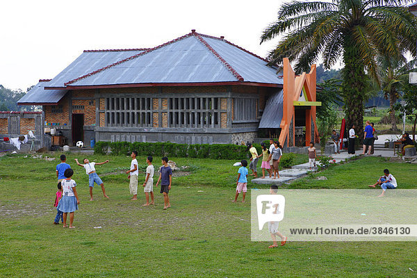 Kinder spielen auf dem Sportplatz  Kinderheim Margaritha  Marihat  Batak Region  Sumatra  Indonesien  Asien