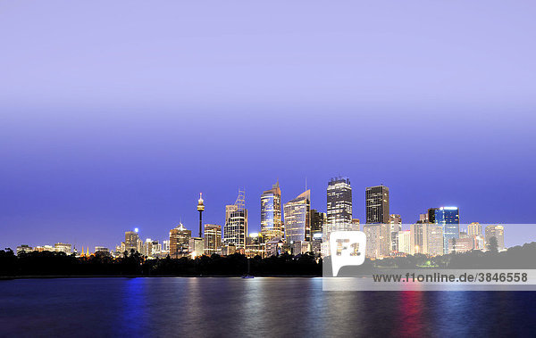 Skyline  TV Tower  Central Business District  Nebelstimmung  Nachtaufnahme  Sydney  New South Wales  Australien