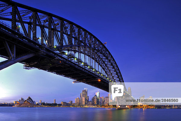 Sydney Opera House  Opernhaus  Sydney Harbour Bridge  Nachtaufnahme  Sydney  New South Wales  Australien