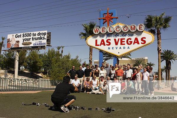 Tourists getting their picture taking in front of the Las Vegas sign  Las Vegas Strip  Las Vegas  Nevada  USA