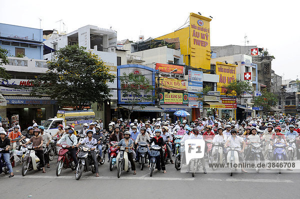 Mopedfahrer  Ho Chi Minh Stadt  Saigon  Südvietnam  Vietnam  Südostasien  Asien