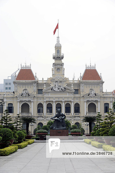 Historisches Rathaus und Ho Chi Minh Statue  Ho Chi Minh Stadt  Saigon  Südvietnam  Vietnam  Südostasien  Asien