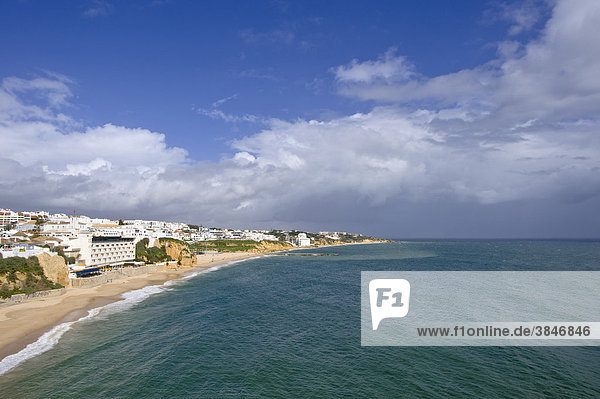 Stadtansicht mit Strand  Albufeira  Algarve  Portugal  Europa