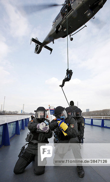 Einsatzübung von Spezialeinheiten der Polizei  Zugriff auf ein Fahrgastschiff auf dem Rhein  Nordrhein-Westfalen  Deutschland  Europa