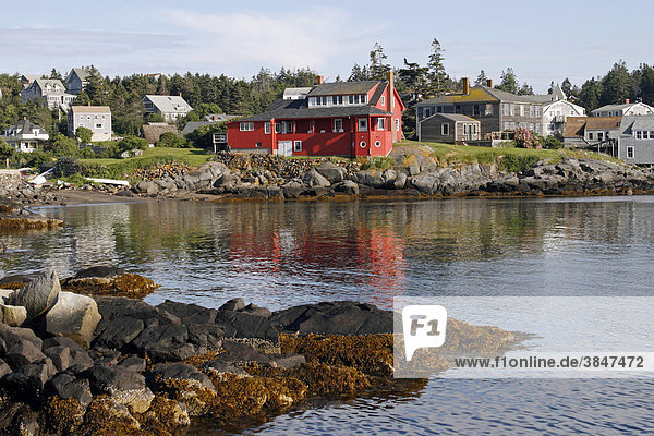 Abgelegener Hafen  felsige Küste  rotes Haus  Monhegan Island  Küste von Maine  New England  USA
