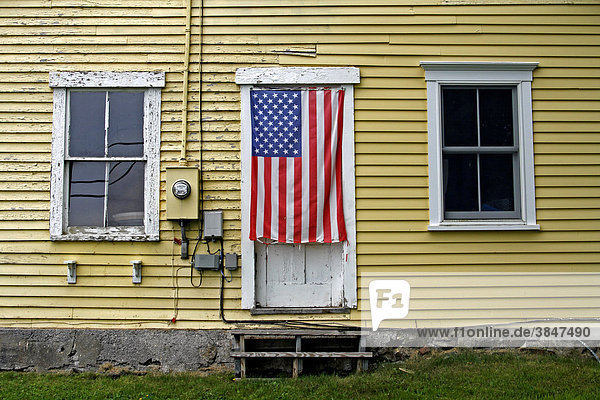 Gelbe Scheune  amerikanische Flagge  Owls Head Kolonie  Maine  New England  USA